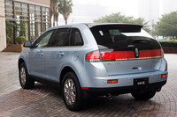 ボディ幅いっぱいにデザインされたLEDテールランプが印象的なリアビュー。コーナーには、ホワイトLEDのバックランプが配される。