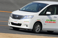 ミニバン専用タイヤ「EX20RV」は「セレナ」でテスト。
    