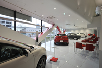 ショールームの正面から向かって左がフィアットコーナー、右がアルファ・ロメオコーナー（写真）。奥に古い「ジュリエッタ・ベルリーナ」が見える。
    