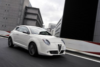 「ミト1.4Tスポーツ」と同じくヘッドランプはバイキセノンだが、取り囲むリングがチタニウム仕上げになるなど細部が「ミトQV」専用のデザインとなっている。「ミトQV」は、左右のドアミラーもチタン調に塗られている。