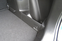 荷室の左右に設けられたサブトランク。仕切り板は取り外し可能で、はずした後はパーセルシェルフの裏に収納できる。