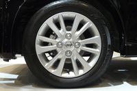 タイヤサイズは155/65R14が中心で、「ハイウェイスターG」と「ハイウェイスターGターボ」のみが165/55R15となる。ホイールは、ノーマル車はスチールホイール、「ハイウェイスター」はアルミホイールが標準。
    