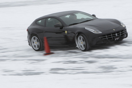 �t�F���[���E�t�H�[�i4WD/7AT�j�c�c3200���~V12�𓋍ڂ������A�u4�l���v�Łu4WD�v�Ƃ����A�񌻎����Ǝ�...