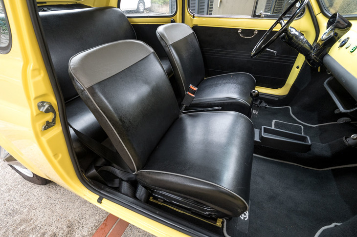 内外装については、オーナーの意向に合わせて大幅にカスタマイズが可能。ハンドル位置を右にしたり、外装をアバルト仕様にしたりもできる。