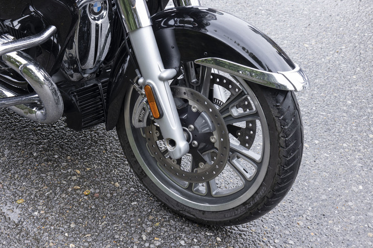 スポークホイールを装着する「R18／R18クラシック」に対し、「R18B」と「R18トランスコンチネンタル」はクラシックな意匠のキャストホイールを履いている。