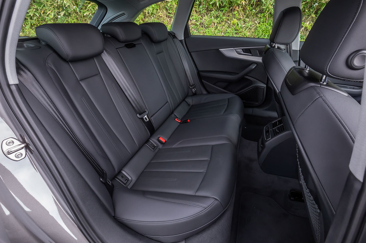 「A4アバント」の後席居住スペース。従来型からの変更はないが、座面から天井まではセダンよりも高い971mmで、身長170cm程度の大人が余裕をもってくつろげる空間になっていた。