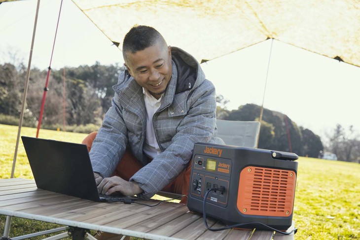 仕事を抱えたままキャンプ場に……という場面でも、コンセント経由でPCに電力を供給できる。これは、小型のモバイルバッテリーにはない機能である。