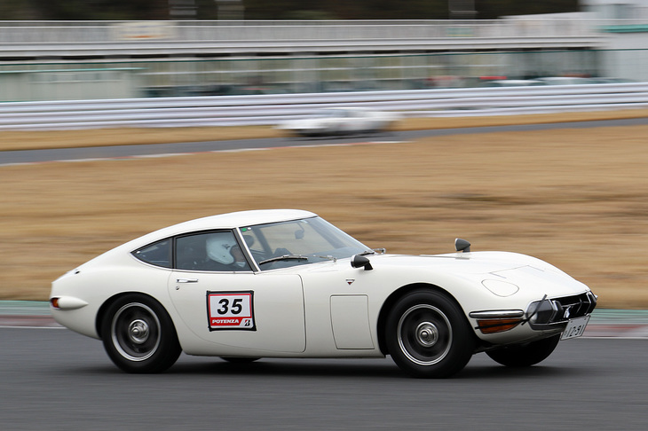 これもサーキットでは珍しい「トヨタ2000GT」。1969年にマイナーチェンジを受けた後期型である。