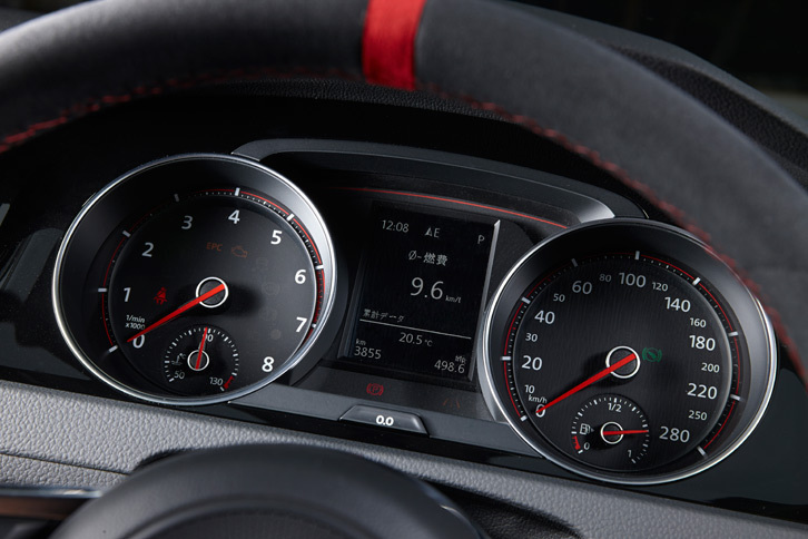 文字盤などに赤いアクセントが施された2眼式メーター。