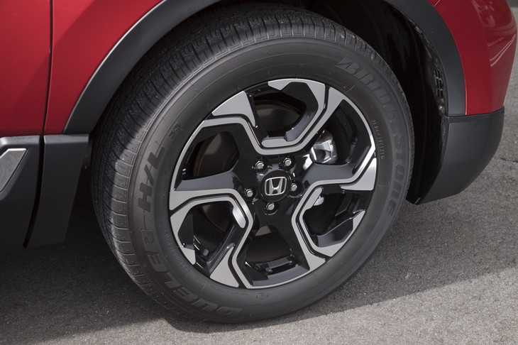 タイヤサイズは235/60R18。テスト車にはブリヂストンのSUV向けコンフォートタイヤ「デューラーH/L33」が装着されていた。