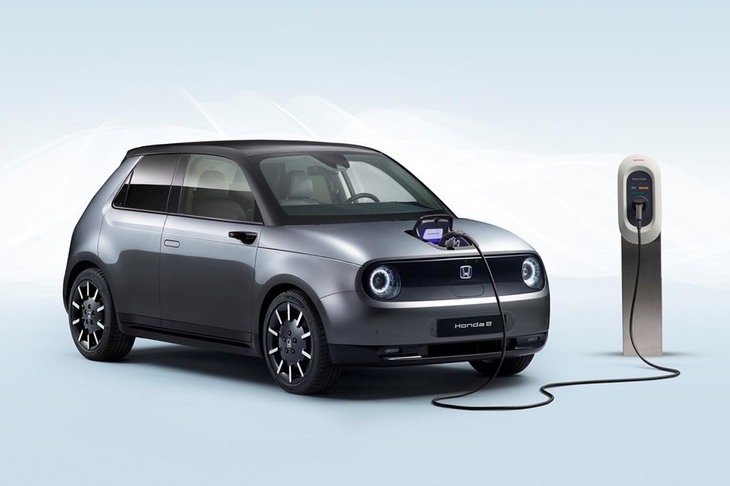 「ホンダe」は、1回の充電で最大220kmの航続が可能。急速充電により、30分間で80％まで充電することができる。0-100km/hの加速タイムは約8秒。