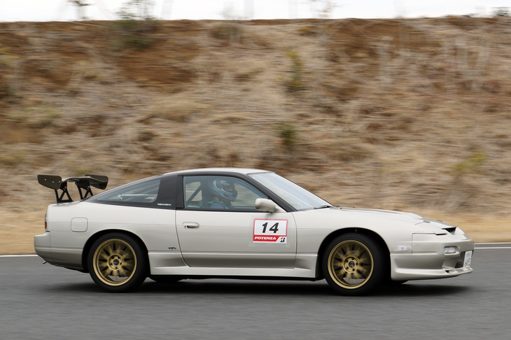 シャンパンゴールドのボディーがきれいな、こちらも羽根付きの「日産180SX」。