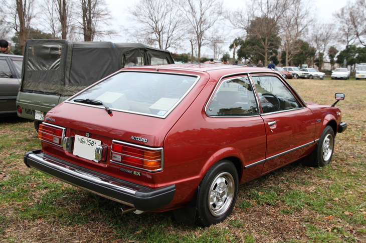 初代「アコード」の後ろ姿。お世辞にもボディーのつくりがいいとは言えなかった当時のホンダ車で、わずかなサビや傷もなく、この塗装やメッキの色艶。まさに奇跡のコンディションである。