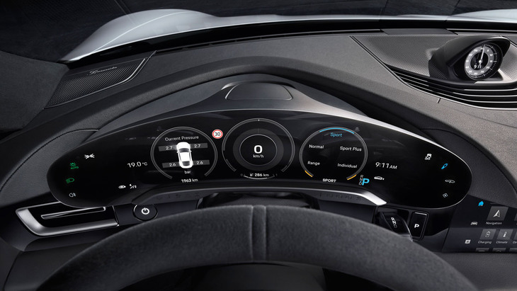 メーターパネルには湾曲した16.8インチのディスプレイを採用。表示パターンは全4種類を用意する。