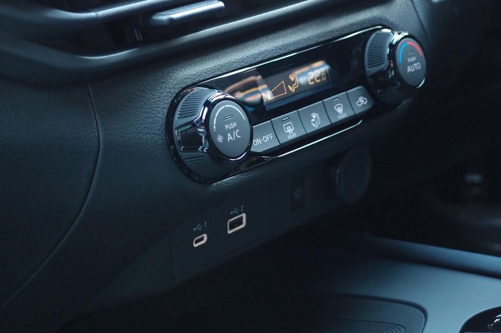 日産ノート（空調のスイッチとUSBコネクター）