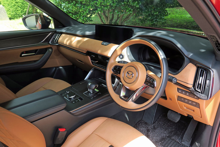 「プレミアムスポーツ」の内装色はタンが標準。マツダとして初めてツートンカラーのステアリングホイールを採用したという。