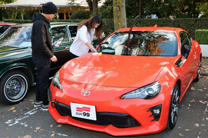 イベントでは、ソフト99の担当者からアドバイスを受けながら、最新商品を試すことも。旧車も多かったためか、経年劣化で白ボケしてしまう無塗装の樹脂やゴムパーツに黒いツヤを与える、「イケ黒 未塗装樹脂＆ゴム光沢復活剤」の注目度が高かったようだ。