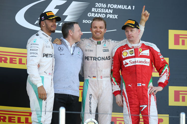 F1第4戦ロシアGPを制したメルセデスのニコ・ロズベルグ（右から2番目）、2位に入ったメルセデスのルイス・ハミルトン（一番左）、3位でフィニッシュしたフェラーリのキミ・ライコネン（一番右）。（Photo=Mercedes）