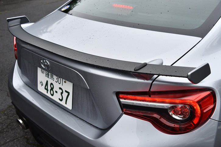 「GT“リミテッド”」に標準装備となった、ウイングタイプのリアスポイラー。