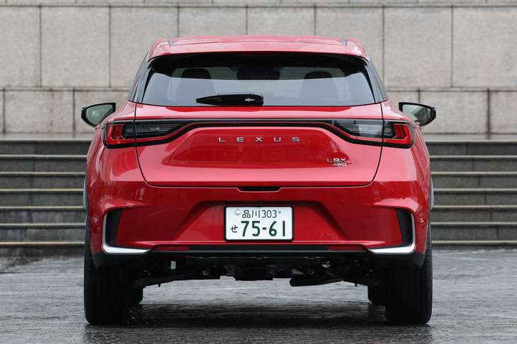 リアまわりでは、最近のトヨタ車ではおなじみの張り出したリアフェンダーが特徴的。開発関係者いわく、このずっしりとした末広がりのフォルムは、“かがみもち”を意識したものだとか。