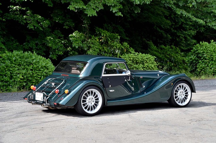 【モーガン・プラスシックス ツーリングのスペック】
	ボディーサイズ：全長×全幅×全高＝3890×1756×1220mm／ホイールベース：--mm／車重：1075kg（乾燥重量）／駆動方式：FR／エンジン：3リッター直6 DOHC 24バルブ ターボ／トランスミッション：8段AT／最高出力：340PS（250kW）/5000rpm／最大トルク：500N・m（51.0kgf・m）／タイヤ：（前）225/35ZR19 88Y／（後）245/35ZR19 93Y（コンチネンタル・スポーツコンタクト6）／
	燃費：38.2mpg（約13.5km/リッター）／価格：1518万円
	
	【取材時の燃費データ】
	テスト距離： 208.3km（市街地1：高速道路7：山岳路2）／使用燃料：19.4リッター（ハイオクガソリン）／参考燃費：10.7km/リッター（満タン法）