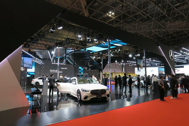 ジャパンモビリティショー2023におけるメルセデス・ベンツのブースの様子。