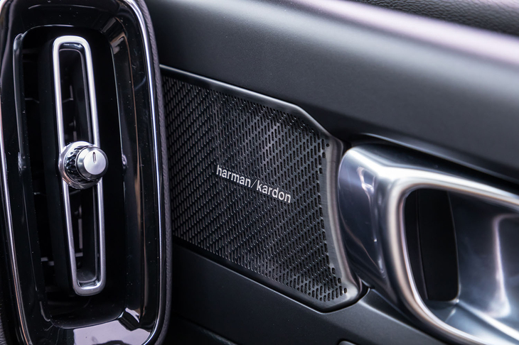 13基のスピーカーを備えた「harman/kardonプレミアムサウンド・オーディオシステム」。「モメンタム」や「R-DESIGN」ではオプション扱いだが、「インスクリプション」では標準装備となる。