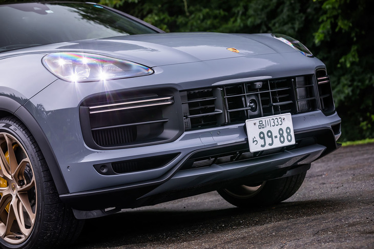 ブラックの大型リップスポイラーやボディー同色となったエプロン中央下部、開口面積が拡大された左右のエアインテークなど、「カイエン ターボGT」専用デザインが採用されたフロントエンド。