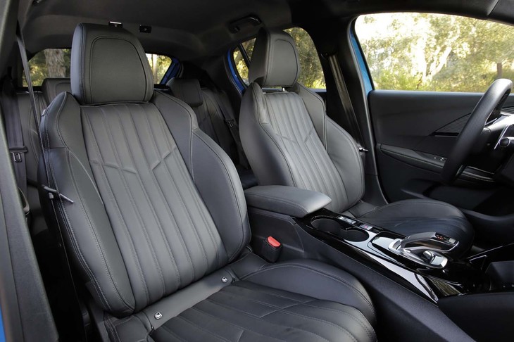 肩からひざにかけてのサイドサポートが大きく張り出した、「208 GTライン」のスポーツシート。