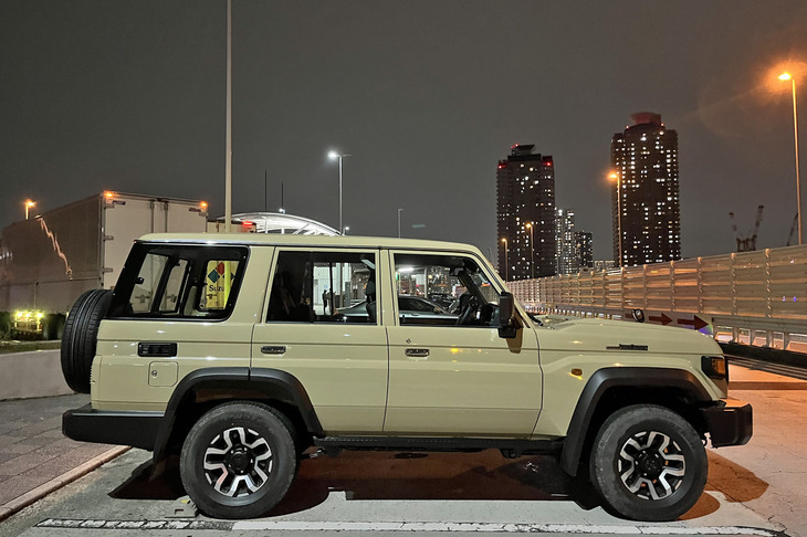 どこからどう見ても「ランドクルーザー“70”」にしか見えない四角いボディー。そのサイズは全長×全幅×全高＝4890×1870×1920mm、ホイールベースは2730mmとなる。水平・垂直基調のエクステリアデザインは、道具としての機能性を追求した証しだろう。