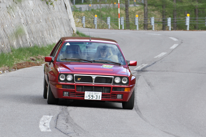 対向車線まで使ってのライン取りは、道路を封鎖して一方通行で行われる「浅間ヒルクライム」ならでは。