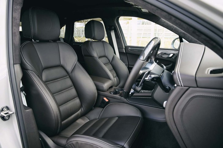 サイドサポートが大きく張り出したシート。ヘッドレスト部に施されたエンブレムのエンボス加工はオプション扱い。グレーのシートベルトもオプション（7万3334円）として用意される。