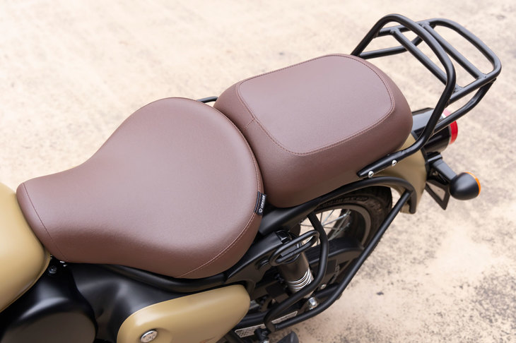 日本仕様に装着されるタンデムシート。試乗車には販売店オプションのリアキャリアと、30mmほど着座位置が低くなる、ローシートが装備されていた。