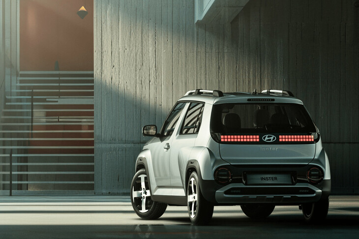 一充電走行距離は、バッテリー容量に応じて327～370km（WLTPモード）とされている。