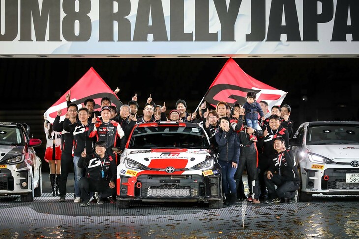 ナショナルクラスJRカー1クラス優勝の眞貝知志・安藤裕一組の「トヨタGRヤリスGR4ラリーDAT」。舌かみそうな車両名だけど、簡単に言うとダイレクトオートマチックトランスミッションを搭載したオートマのGRヤリス。