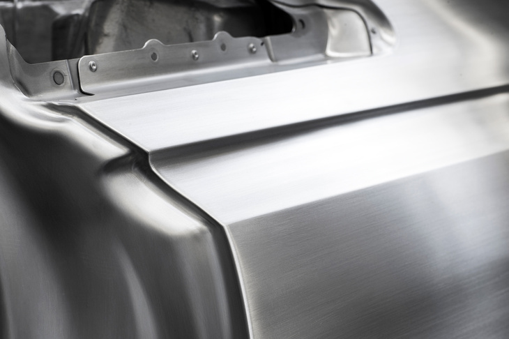 4代目「A8」（2017年）のボディーパネル。2本のプレスラインが形成する断面形状が、よくわかる。