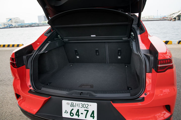 荷室容量は656リッターで、後席をたたむと1453リッターまで拡張できる。荷室の床下には、充電用ケーブルなどの収納に便利なサブトランクが設けられている。