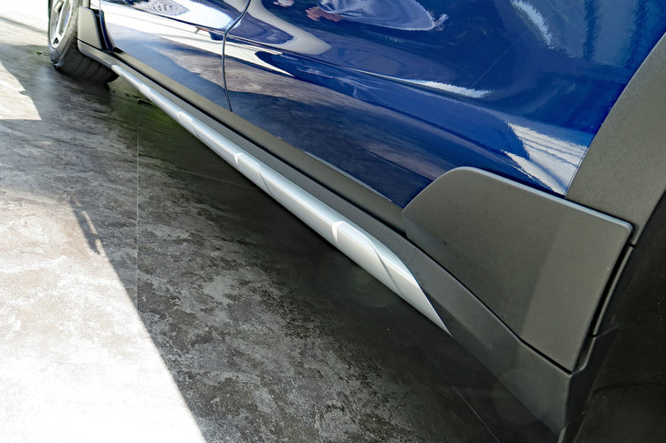 ポルシェ・タイカン4クロスツーリスモ（サイドシルスポイラー）