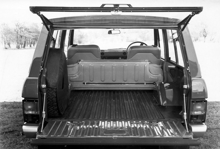 初期モデルの荷室フロアは、このように厚いアルミの波板のままであった。テールゲートは上下に開き、長尺物はどちらか一方を開けたまま積み込める。