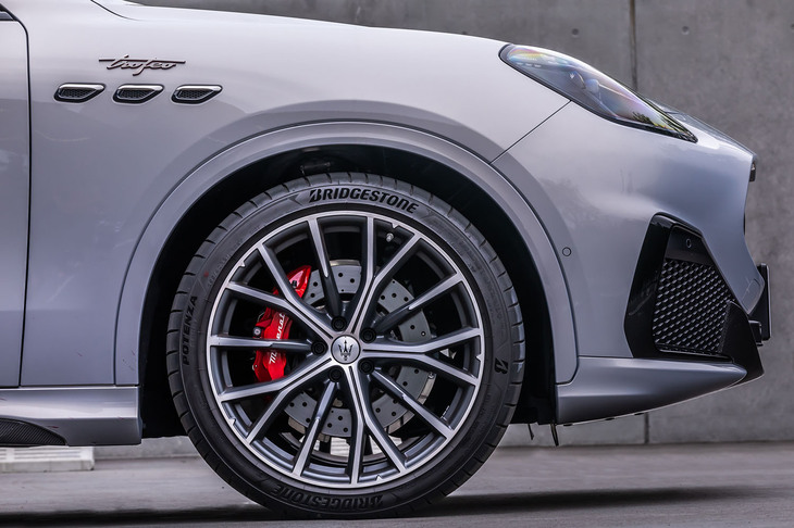 今回の試乗車は、マットアルミニウム仕上げの「21インチクリオスタッガードホイール」に、フロントが255/40R21、リアが295/35R21サイズの「ブリヂストン・ポテンザスポーツ」タイヤを組み合わせていた。