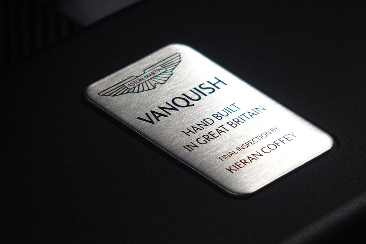 アストンマーティン・ヴァンキッシュ（エンジンルームのエンブレム）