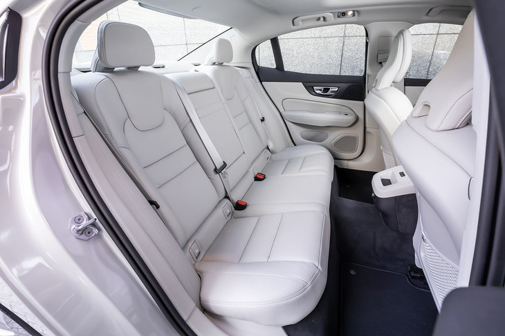 後席背もたれには60：40の分割可倒機構が備わる。シートカラーは「ブロンド」と呼ばれるもの。後席部分のボディー開口部は大きいものではないが、乗り降りのしやすい形状にデザインされている。