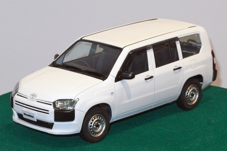 アオシマならではの新製品といえる1/24「トヨタ・プロボックス2014（NCP160V）」。3000円で2017年12月発売予定だが、純正ホイールキャップを備えた兄弟車の「サクシード」も同時にリリースされる。