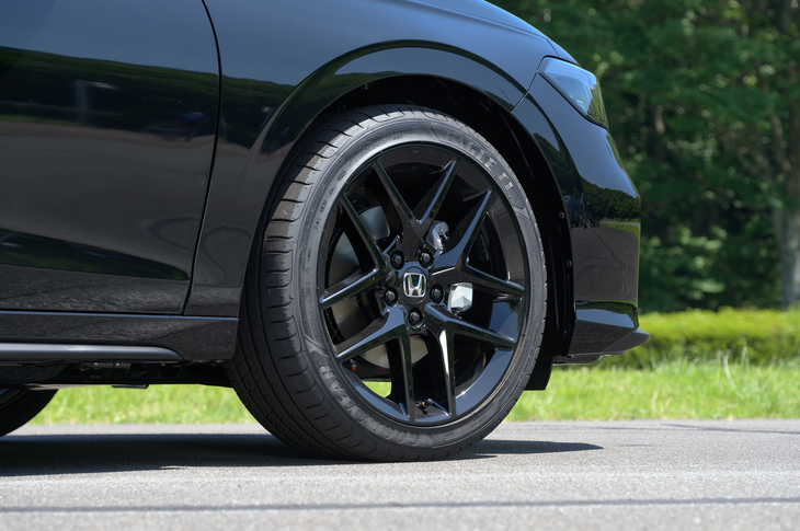 今回のマイナーチェンジでは、ハイブリッド車はホイールの意匠が変更されたが、純ガソリン車は従来と同じ意匠のものが継続採用となる。ただし「RS」の場合、ホイール、ナットともにブラックで塗装される（他のグレードはブラック＋切削加工のツートン）。