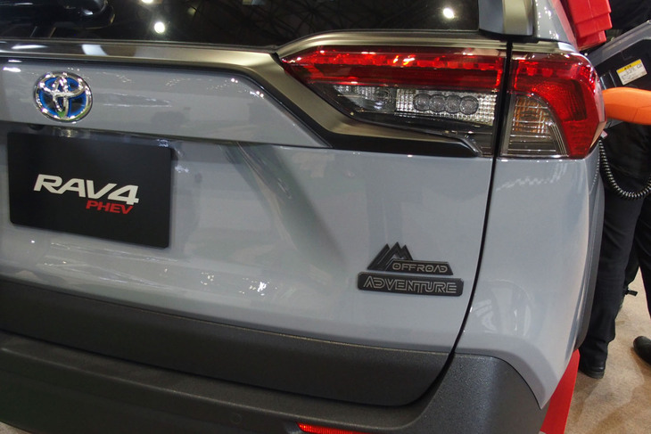 トヨタRAV4 PHEV-OFFROAD PKG（リアのエンブレム）