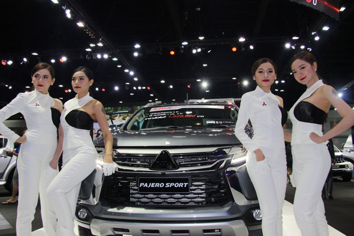 ちょっと一休み。モデルさんの服装が、例年に比べて色使いや露出度の点で華やかさに欠けるのは、タイ国王が昨年亡くなったため喪に服しているからなのだとか。とはいえ、会場内を歩いてみたところで、コスチューム以外に「自粛」を感じさせるようなものはありませんでした。