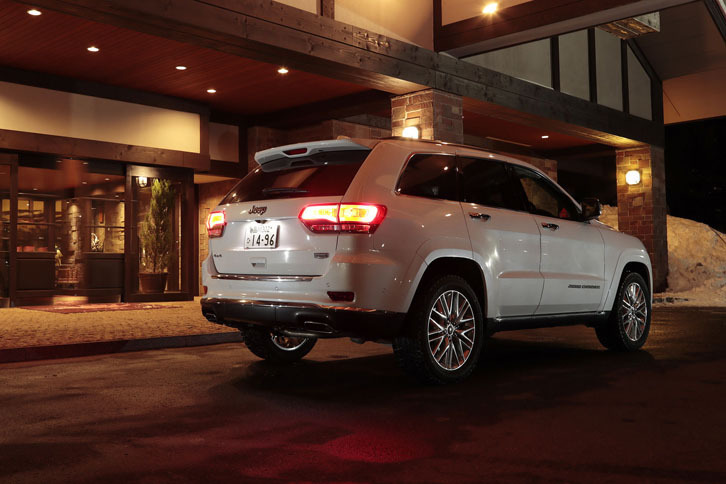 「グランドチェロキー サミット」のリアビュー。「アイボリートライコートパール」と名付けられたボディーカラーは、5万4000円のオプション。