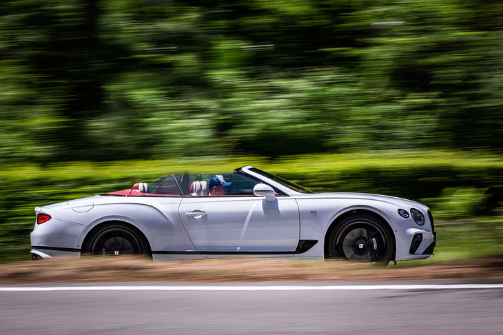 フォルクスワーゲン グループ内の高級後輪駆動車に用いられる「MSB」プラットフォーム採用で、ボディー剛性の向上と、先代比で20％の軽量化を両立させている。