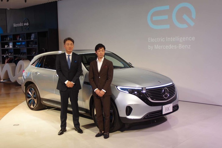 「EQC」の国内デビューを機に、日本におけるメルセデス・ベンツのブランドアンバサダーに騎手の武 豊さん（写真右）が就任した。武さん自身、多くのメルセデスを乗り継いできたメルセデスファン。「こうした機会が得られたので、騎手としてもますますがんばろうと思いました」などと笑顔でコメントした。
