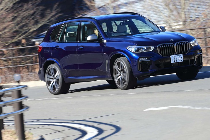 「アダプティブエアサスペンション」は四輪操舵システムなどとセットのオプションで用意される。標準ではコイル式のアダプティブサスペンションを装備する。